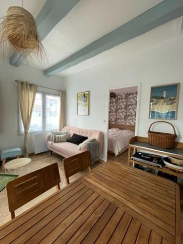 un salon avec un canapé et une table dans l'établissement Logement entier - Quartier Phare - Tranche sur Mer, à La Tranche-sur-Mer