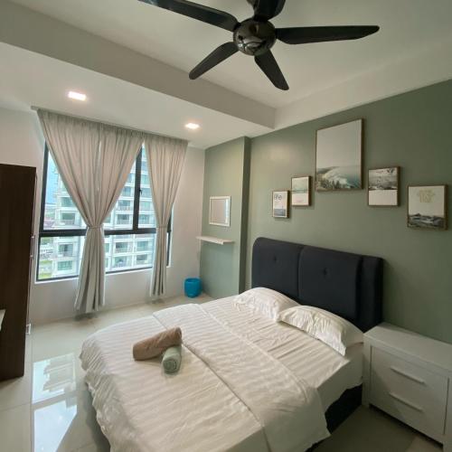 een slaapkamer met een bed en een plafondventilator bij Best Modern Design Homestay Meru Casa Kayangan in Ipoh