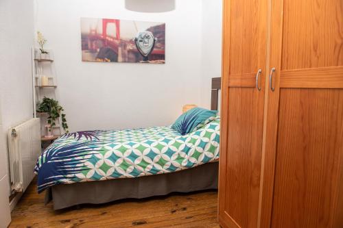 a bedroom with a bed and a wooden cabinet at Casa Abuela Carmen in Arévalo