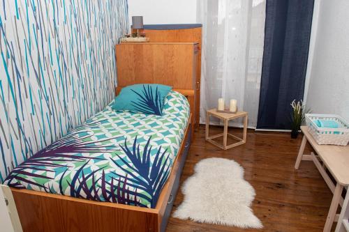 a bedroom with a bunk bed with a rug at Casa Abuela Carmen in Arévalo