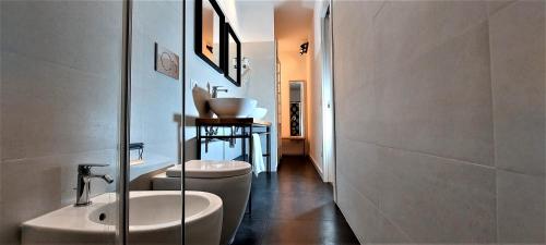 a bathroom with two sinks and a toilet at Vatican Suite Home in Rome