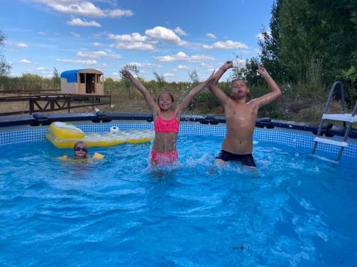 two young children in a swimming pool at De Skure: vakantiewoning op boerderij in Harelbeke