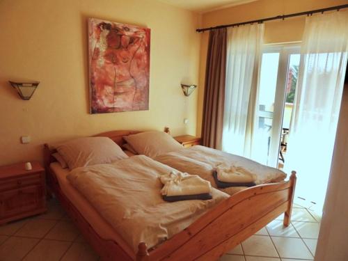 een groot bed in een slaapkamer met een raam bij Dein Appartement Sunset View und Meer in La Pared