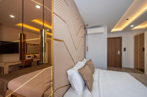 a hotel room with a bed and a desk at Luxury Airport Hotel By Zazzoni-İstanbul Airport in Arnavutköy