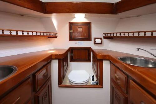 een kleine badkamer met een toilet en een wastafel bij Classic sailing ship in center of Enkhuizen! in Enkhuizen