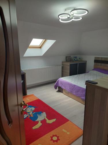 - une chambre avec un lit et une porte avec un tapis dans l'établissement Cozy and modern house, à Udeni-Zăvoi