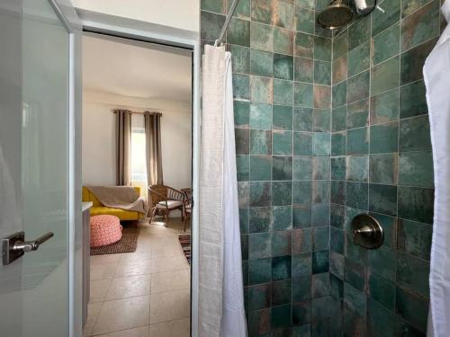 Casita Del Mar Oceanfront Romantic Retreat In Islote في أرسيبو: حمام مع مقصورة دش بجانب الغرفة