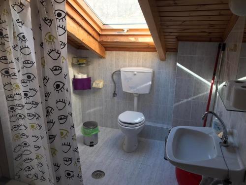 un piccolo bagno con servizi igienici e lavandino di Ion Apartments Messolonghi Double Room Sea View Loft a Mesolongi (Missolungi )