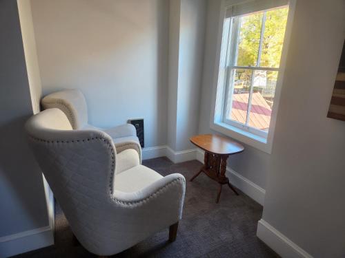 Capital Hotel Annapolisにあるシーティングエリア