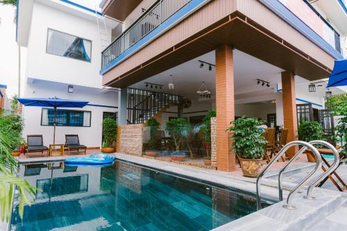 ein Bild eines Schwimmbads in einem Haus in der Unterkunft Hoi An Nguyen Homestay in Hoi An