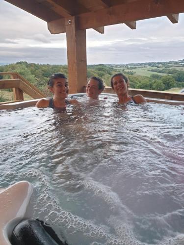 three women in a jacuzzi in a hot tub at Rouet Nature in Tréban