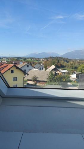 ventana con vistas a la ciudad en Apartma Samo 3, en Kranj