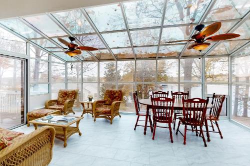 Un restaurante o sitio para comer en Lake Escape