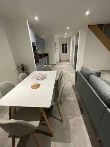 ein Wohnzimmer mit einem weißen Tisch und einem Sofa in der Unterkunft Belle maison neuve Meung sur Loire *450M Bords de Loire* *FIBRE WIFI* in Meung-sur-Loire