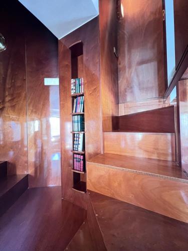 una camera con pareti in legno e una libreria di Residenza Borgo Marinaro a Napoli