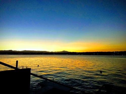 a view of a large body of water at sunset at Habitación independiente a pie del lago con AC in Tequesquitengo