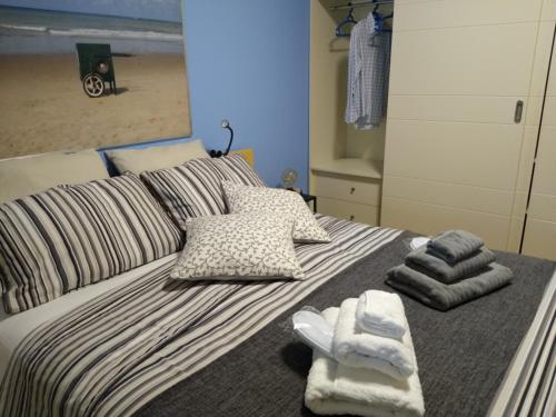 a bedroom with a bed with towels on it at Mi AN HOME in Paese