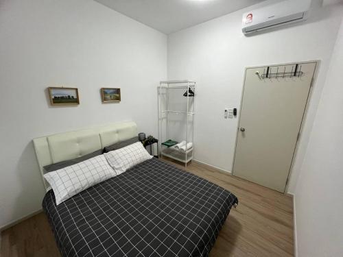 Giường trong phòng chung tại Comfy Tokma's Home Bangi - FREE Wifi, Prime, InfinityPool