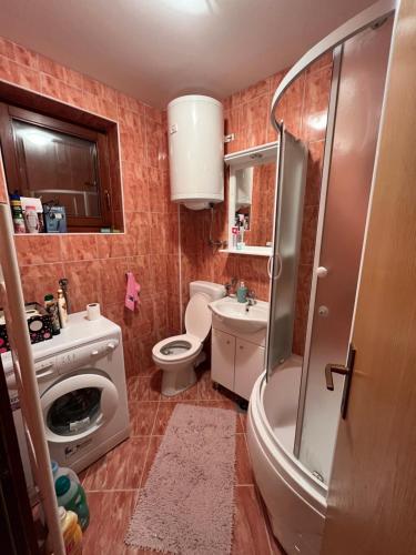 ヤホリナにあるVilla Grand Jahorinaのバスルーム(トイレ、洗面台、シャワー付)