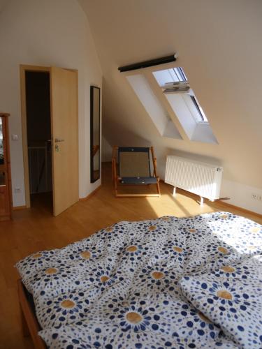 ein Schlafzimmer mit einem Bett in einem Zimmer mit einem Fenster in der Unterkunft Maisonette-Wohnung in Nürnberg mit Kamin in Nürnberg
