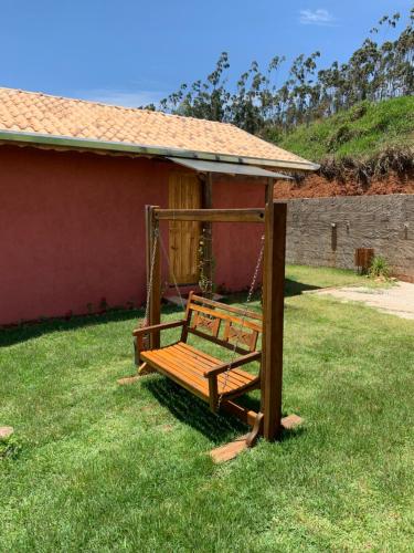 - une balançoire dans la cour d'une maison dans l'établissement Chalés Água azul, à Santo Antônio do Pinhal