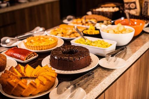 ein Buffet mit vielen verschiedenen Arten von Kuchen und Torten in der Unterkunft Intercity São Paulo Anhembi in São Paulo