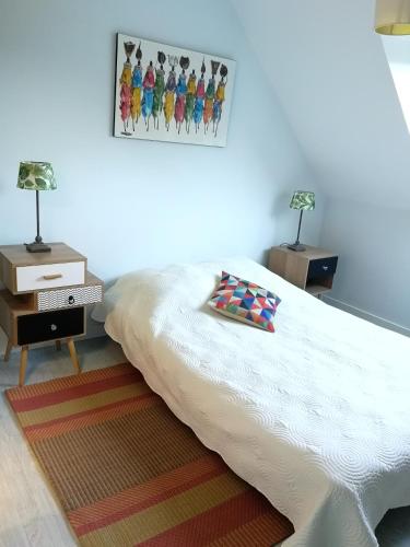 une chambre avec un lit et deux tables de nuit avec lampes dans l'établissement Maison Aber Wrac'h, à Landéda