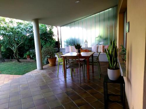 - une terrasse couverte avec une table et des chaises dans l'établissement Mi AN HOME, à Paese