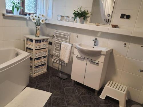 łazienka z umywalką, wanną i toaletą w obiekcie Komfortowy apartament nad Zalewem Sulejowskim w Sulejowie