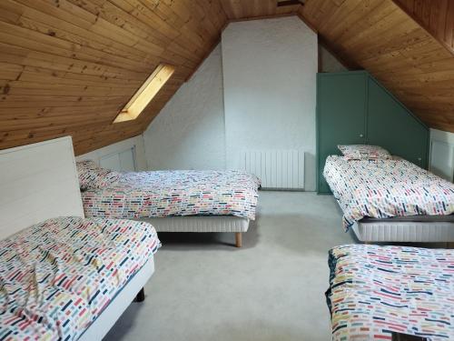 Cette chambre mansardée comprend 3 lits. dans l'établissement Agréable maison au centre d'Arreau pour 8 pers, à Arreau