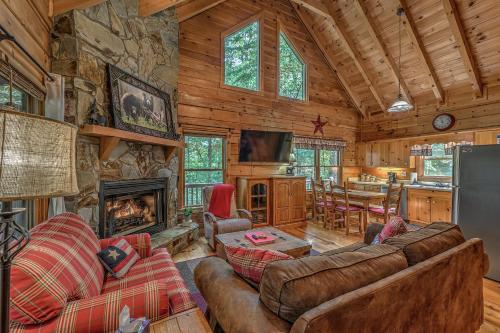 sala de estar con sofá y chimenea en New! Treetop Cabin - Hot tub, Firepit & Fast WiFi, en Blue Ridge
