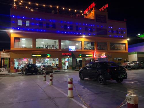 un estacionamiento con un coche estacionado frente a un edificio en Motel Safari Budget, en Ouarzazate