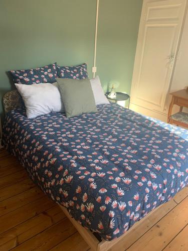 מיטה או מיטות בחדר ב-Maison de ville au bord de la rivière !