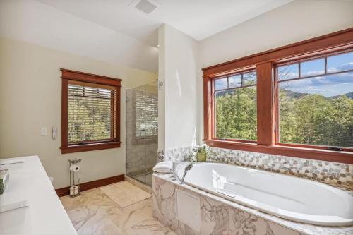 baño con bañera y ventana en Mountain Brook Lodge en Killington