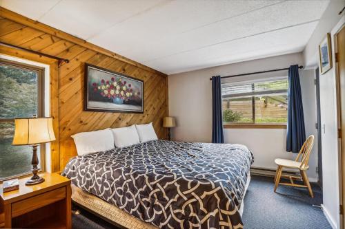 sypialnia z łóżkiem i oknem w obiekcie Pinnacle C09 w mieście Killington