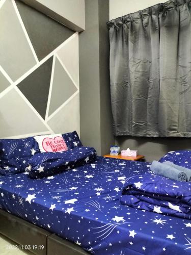 Ένα ή περισσότερα κρεβάτια σε δωμάτιο στο Yuyu homestay