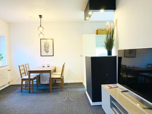 - une cuisine et une salle à manger avec une table et des chaises dans l'établissement Randers residence Sankt Andreas - 2 room apartment, à Randers