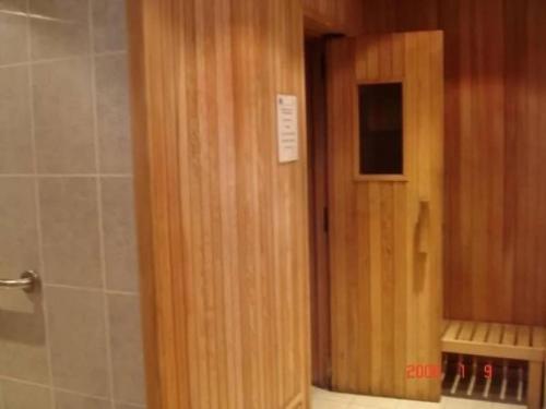 baño con puerta de madera en una habitación en Recoleta Terrace en Buenos Aires