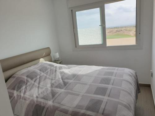 Schlafzimmer mit einem Bett und einem Fenster in der Unterkunft La Casa de V&V - Roldán - Région de Murcie in Las Pedreñas