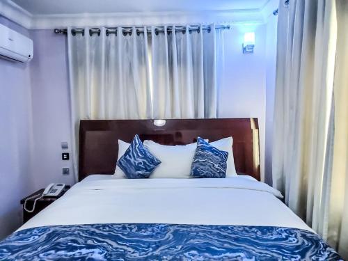 Postel nebo postele na pokoji v ubytování Medallion Hotels