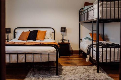 een slaapkamer met 2 stapelbedden en een tapijt bij Cottage on Groom - St Marys Charm and Convenience! in Saint Marys