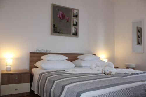 ein Schlafzimmer mit einem Bett mit Handtüchern darauf in der Unterkunft Lily's lovely apartments in Fažana