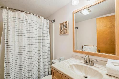 uma casa de banho com um lavatório e um espelho em Pinnacle E05 em Killington
