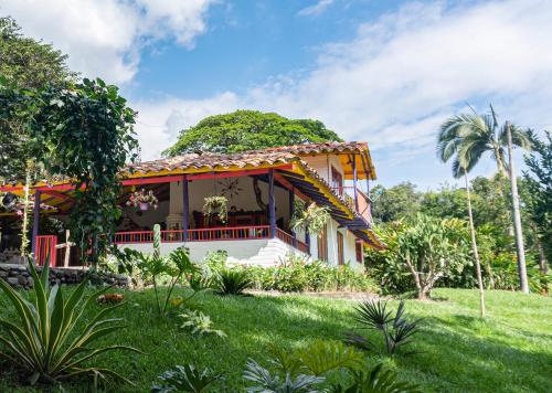 ein Haus mit einem Garten und Palmen in der Unterkunft El Remanso Complejo Ecoturistico 