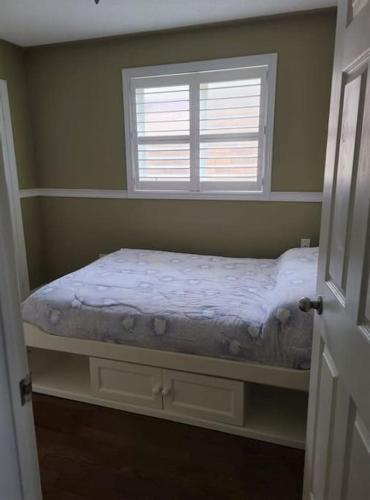 Top Floor of House in S Vaughan All to Yourselfにあるベッド