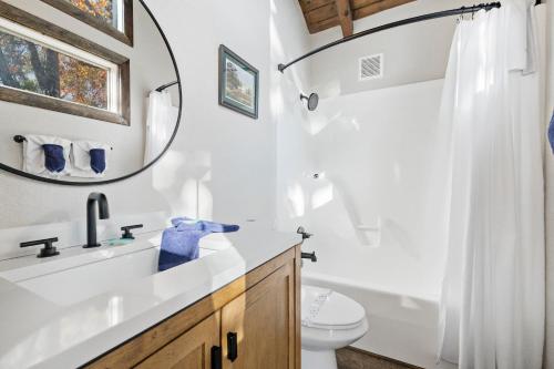 ein Bad mit einem Waschbecken und einem Spiegel in der Unterkunft Tanrac House in Sevierville