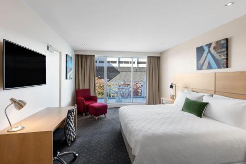 Кровать или кровати в номере Crowne Plaza Queenstown by IHG