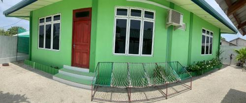 een groen huis met een hark ervoor bij Arrow in Vashafaru