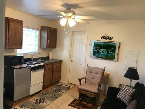 - une cuisine avec une cuisinière et une chaise dans la chambre dans l'établissement Cozy Cottage House B with Double Carport, à Twin Falls