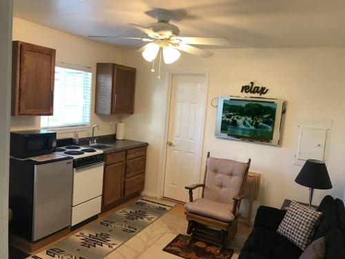 una cucina con piano cottura e sedia in una stanza di Cozy Cottage House B with Double Carport a Twin Falls